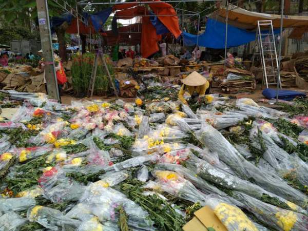Hoa vứt bỏ chất thành “núi” ở Sài Gòn, chôn vùi cả xe máy ngày 30 Tết 5