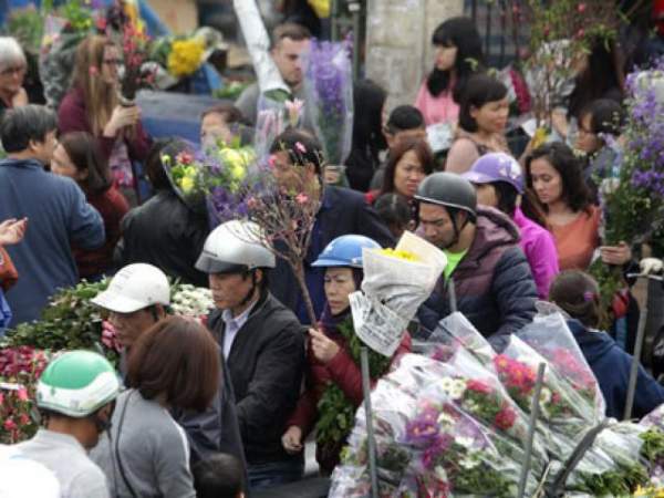 Hoa vứt bỏ chất thành “núi” ở Sài Gòn, chôn vùi cả xe máy ngày 30 Tết 11