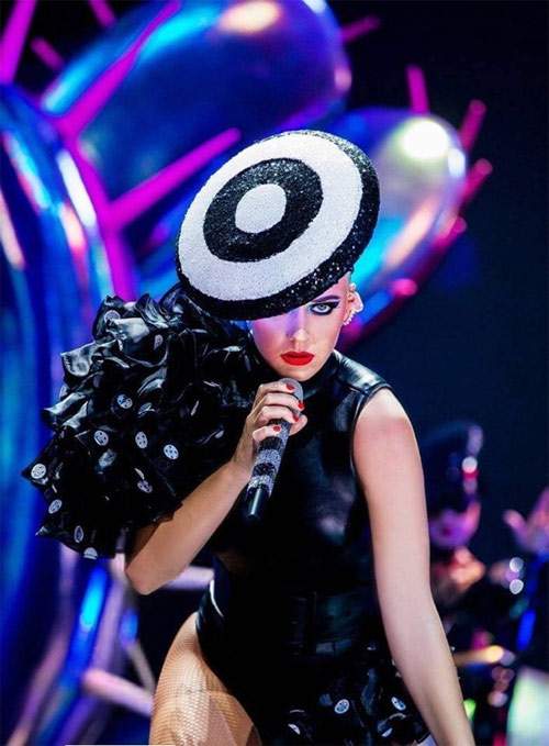 Nữ ca sĩ Katy Perry lại tiếp tục chọn đồ của NTK Công Trí 5
