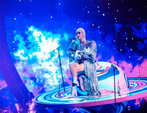 Nữ ca sĩ Katy Perry lại tiếp tục chọn đồ của NTK Công Trí 6