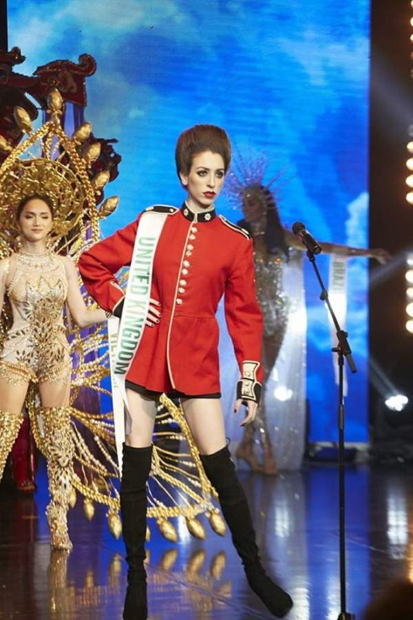 Trang phục truyền thống cực “độc” tại Hoa hậu chuyển giới 2018 7
