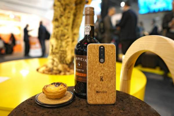 LẠ: Smartphone làm từ gỗ nút chai, 50 năm vẫn chạy tốt 6