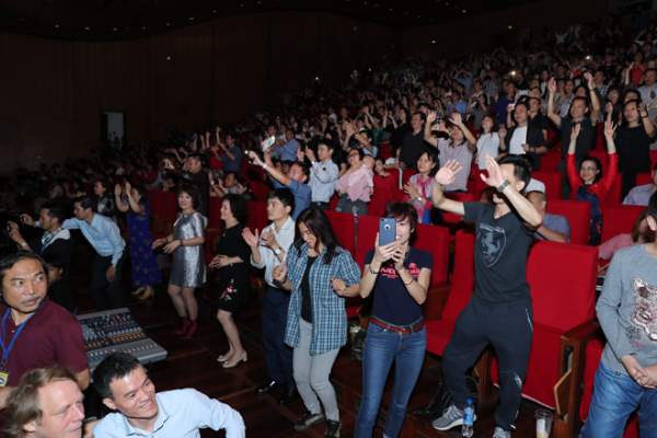 Giọng ca Modern Talking khiến 4.000 khán giả Hà Nội nhún nhảy 7