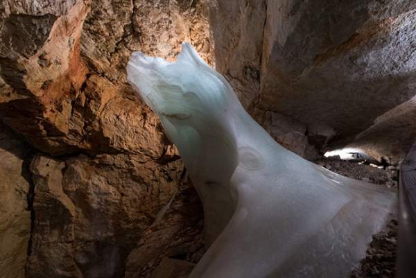 Độc đáo hang động băng giá lớn nhất thế giới 3
