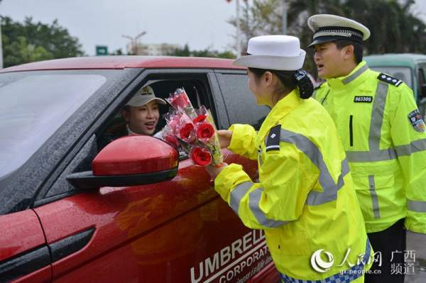 Cảnh sát Trung Quốc chặn xe 50 cô gái để làm điều bất ngờ 2