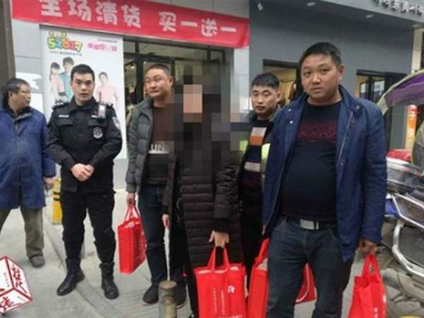 Cảnh sát Trung Quốc chặn xe 50 cô gái để làm điều bất ngờ 4