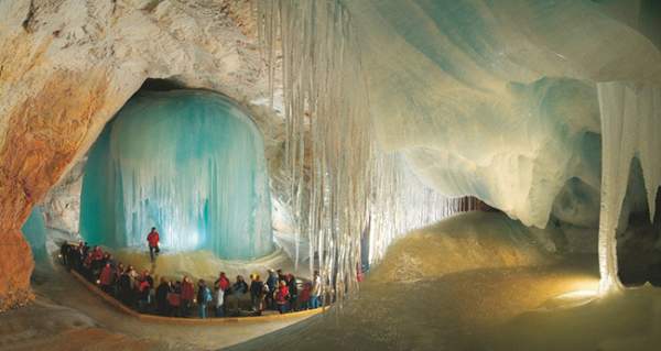 Độc đáo hang động băng giá lớn nhất thế giới 8