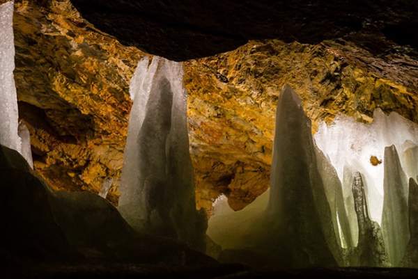 Độc đáo hang động băng giá lớn nhất thế giới 4