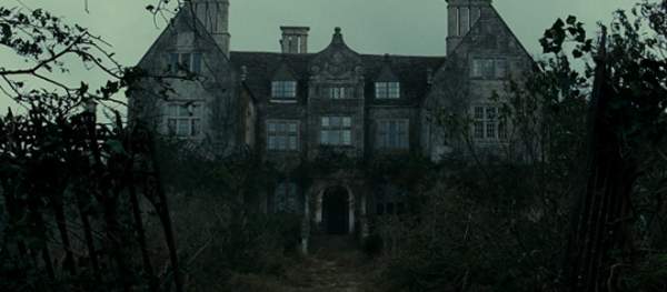 Những tòa lâu đài chứa nhiều bí ẩn đáng sợ nhất màn ảnh 7