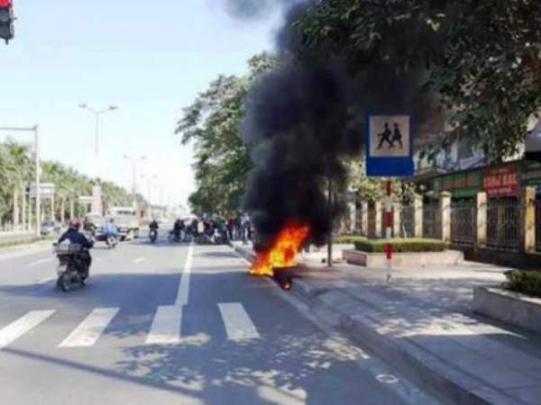 Con vi phạm giao thông, bố tới đốt xe: CSGT không kịp dập lửa 3