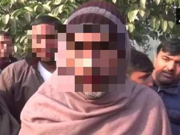 Ấn Độ: Bị 2 ông già cưỡng hiếp, bé gái 11 tuổi mang thai 8 tháng 2