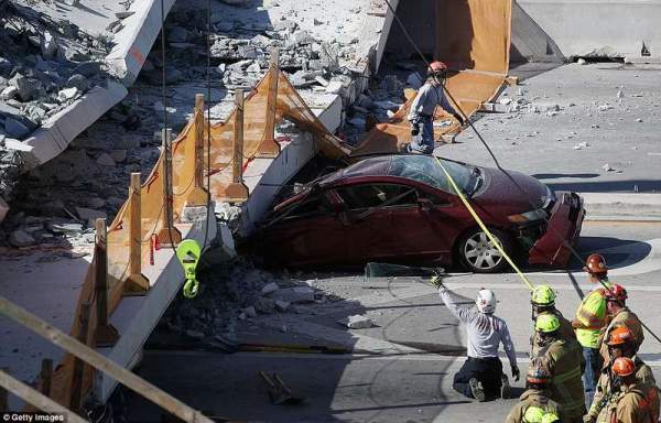 Mỹ: Cầu vượt 950 tấn đổ sụp đè nát 8 ô tô, 10 người tử vong 4