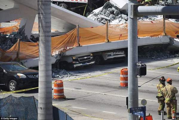 Mỹ: Cầu vượt 950 tấn đổ sụp đè nát 8 ô tô, 10 người tử vong 5