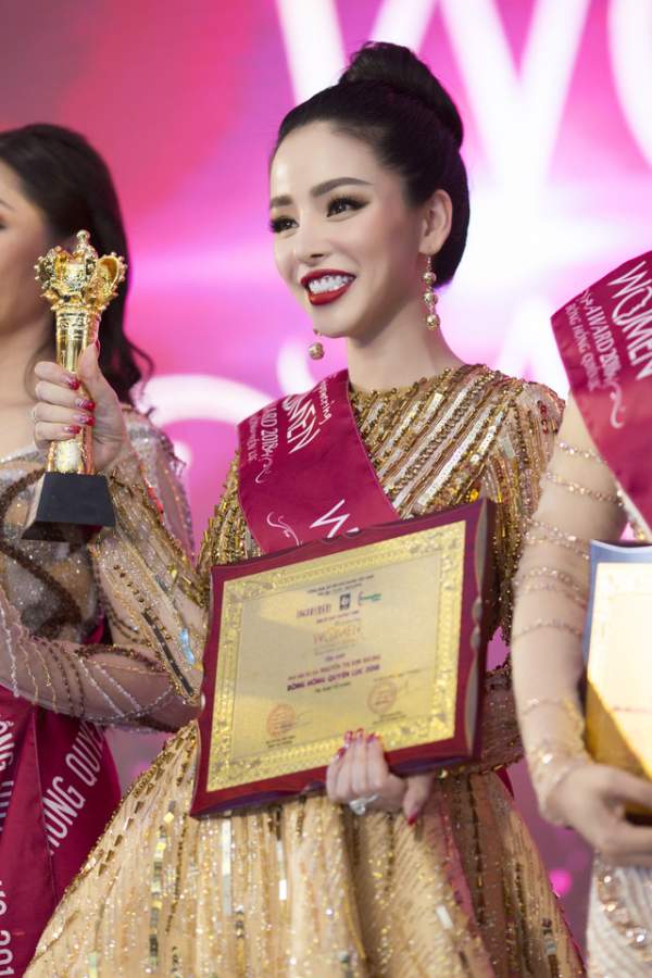 Hoa hậu Nguyễn Hoàng Hạ My được vinh danh trong Lễ trao giải Bông hồng quyền lực 2