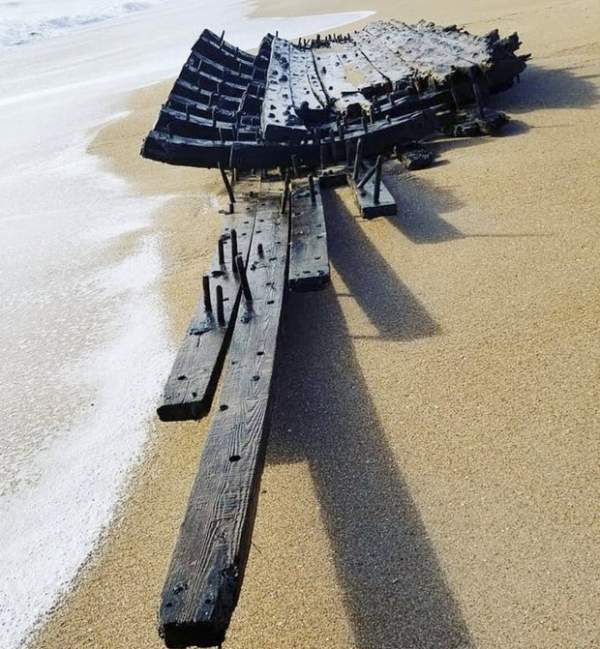 Kỳ lạ: Tàu ma mất tích 200 năm bỗng xuất hiện trên bãi biển 2