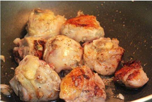 Cách làm thịt gà kho nấm đậm đà cho bữa cơm ấm áp 5