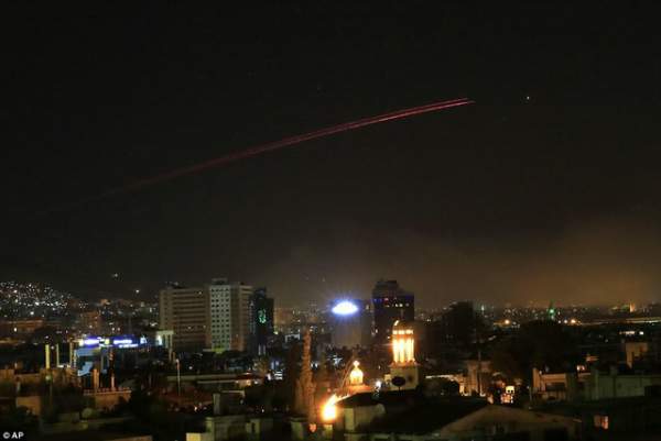 Tên lửa rực sáng bầu trời Syria sau lệnh tấn công của Tổng thống Trump 6