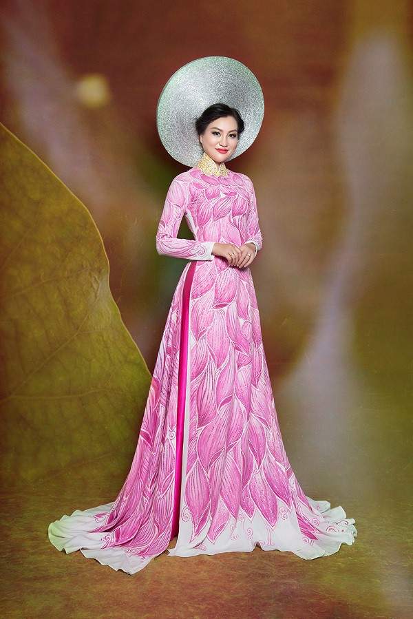 Nữ Hoàng Trần Huyền Nhung lộng lẫy với quốc phục sen hồng của NTK Tuấn Hải 4
