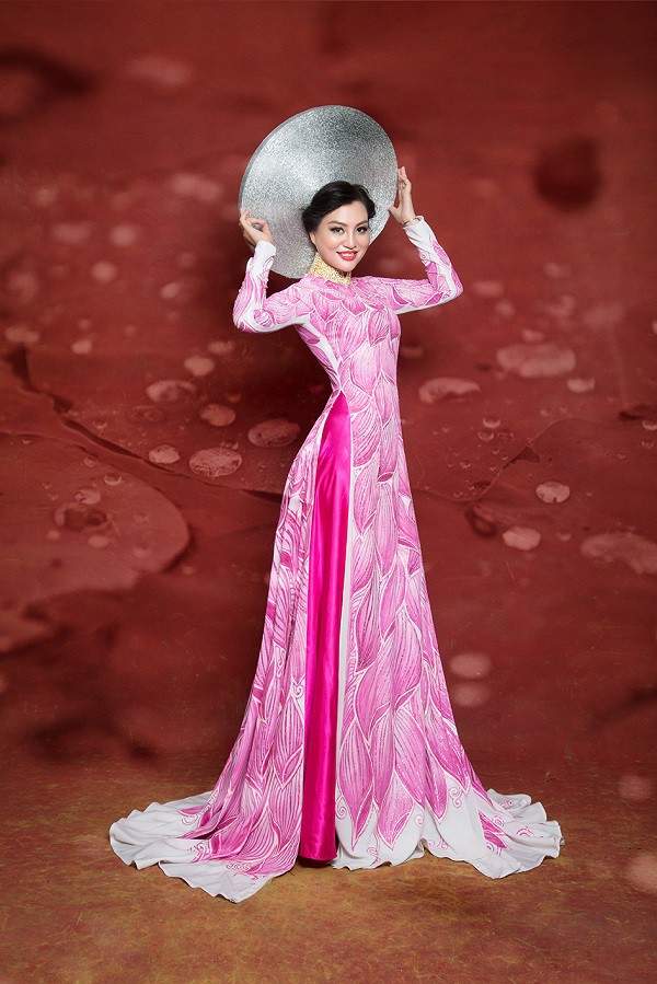 Nữ Hoàng Trần Huyền Nhung lộng lẫy với quốc phục sen hồng của NTK Tuấn Hải 3