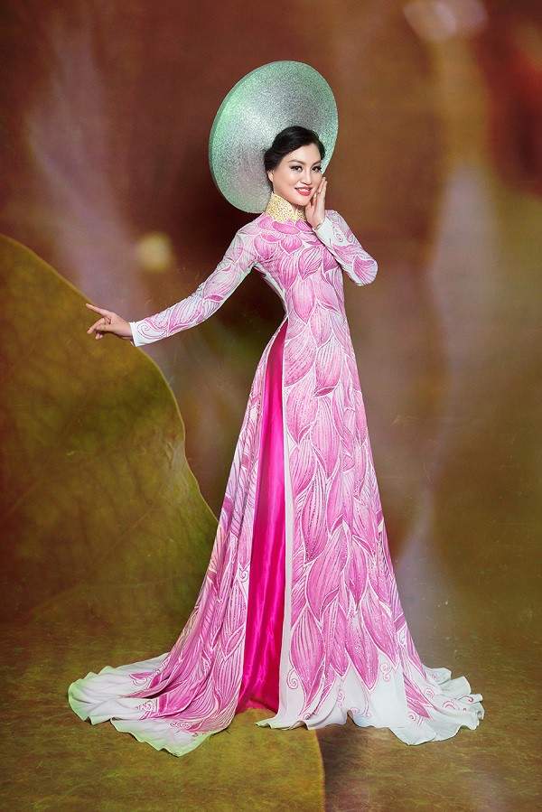 Nữ Hoàng Trần Huyền Nhung lộng lẫy với quốc phục sen hồng của NTK Tuấn Hải 2