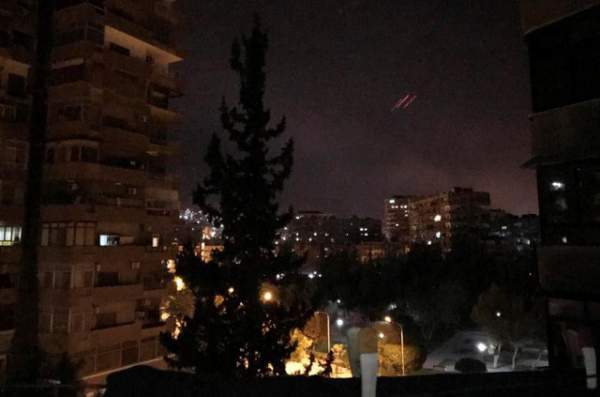 Tên lửa rực sáng bầu trời Syria sau lệnh tấn công của Tổng thống Trump 9