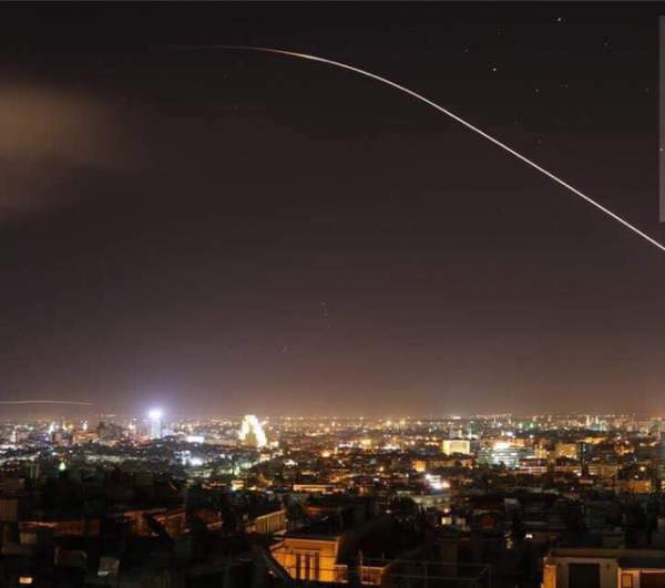 Tên lửa rực sáng bầu trời Syria sau lệnh tấn công của Tổng thống Trump 7