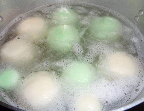 Cách nấu chè trôi nước lá dứa nhân đậu xanh cực ngon cho Tết Hàn thực 10