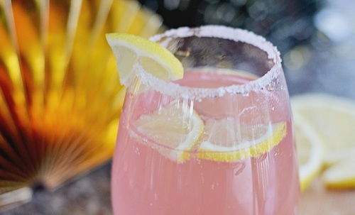 Cocktail chanh màu hồng phấn cực hấp dẫn 2