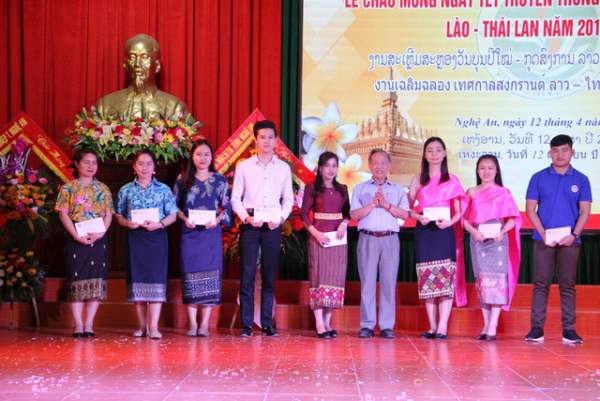 Lưu học sinh Lào - Thái Lan đón Tết cổ truyền trên đất Nghệ 3