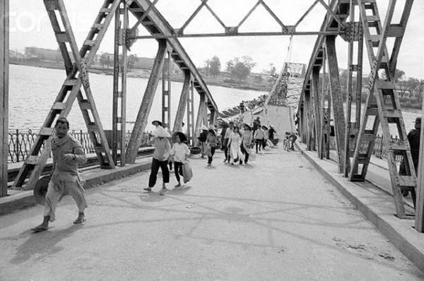 Hoài niệm với chùm ảnh đường phố Việt Nam những thập niên 1950, 1960 13