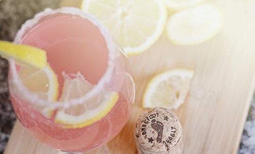 Cocktail chanh màu hồng phấn cực hấp dẫn 3