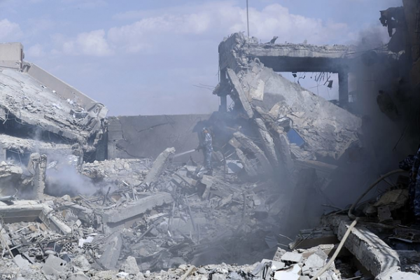Hình ảnh đầu tiên bên trong sân bay quân sự Syria bị tấn công 7
