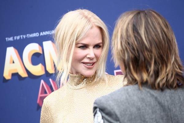 51 tuổi, Nicole Kidman vẫn khoe lưng trần nõn nà 8