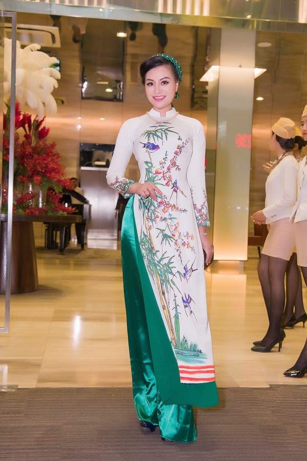 Nữ Hoàng Trần Huyền Nhung diện áo dài của NTK Ngọc Hân đi event hoa hậu quý bà. 2