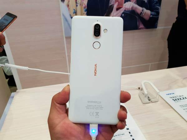 Smartphone tràn viền đầu tiên của Nokia về Việt Nam giá 8,9 triệu đồng 4