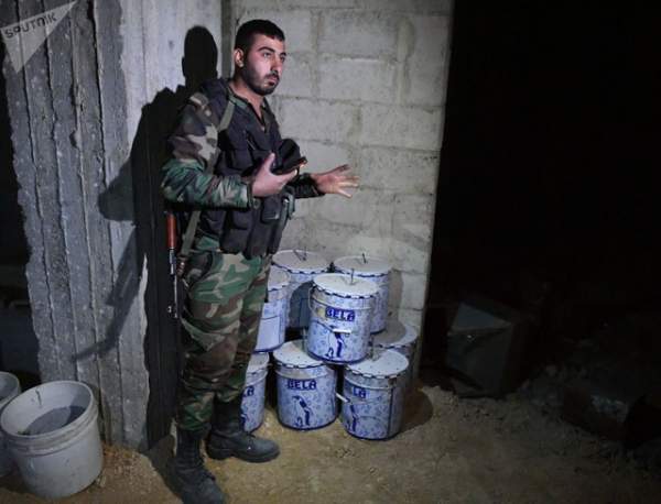 Bên trong kho vũ khí hóa học của phiến quân tại Syria 3