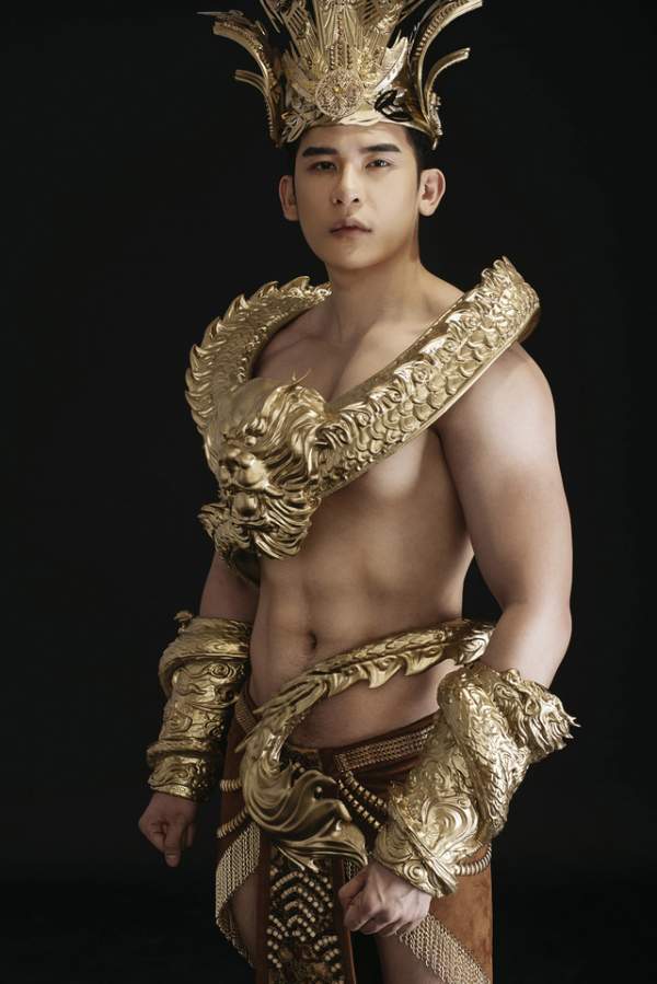 Minh Trung mang trang phục nặng 40kg dát vàng dự thi Mister International 2