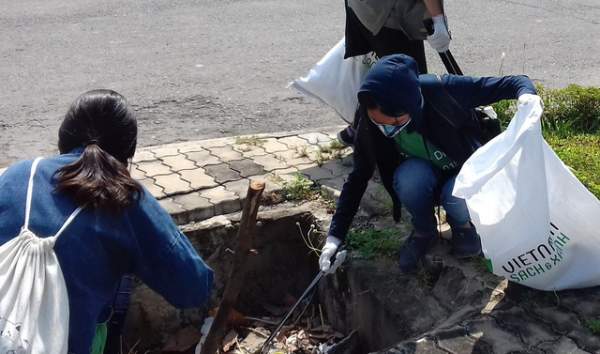 TPHCM: Bạn trẻ không ngại móc ống cống, nhặt rác làm sạch đường phố 3