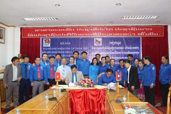 Tăng cường sinh viên tình nguyện dạy học tiếng Việt cho thanh niên Lào 2