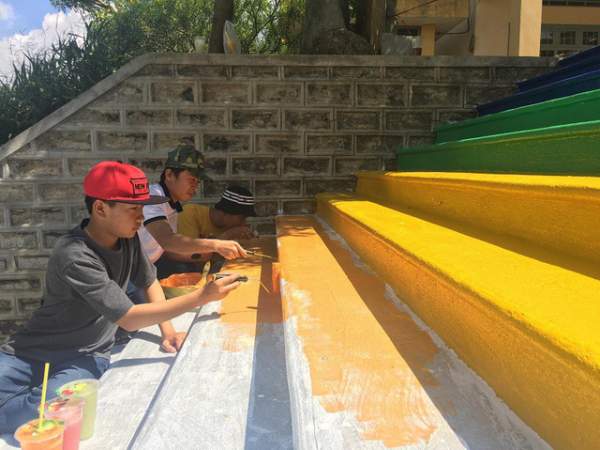 Học trò chuộc lỗi vi phạm nội quy bằng cách sơn cầu thang thật đẹp cho trường 2