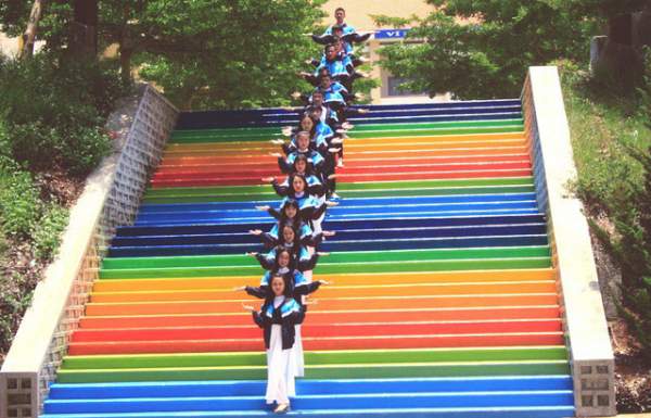 Học trò chuộc lỗi vi phạm nội quy bằng cách sơn cầu thang thật đẹp cho trường 4