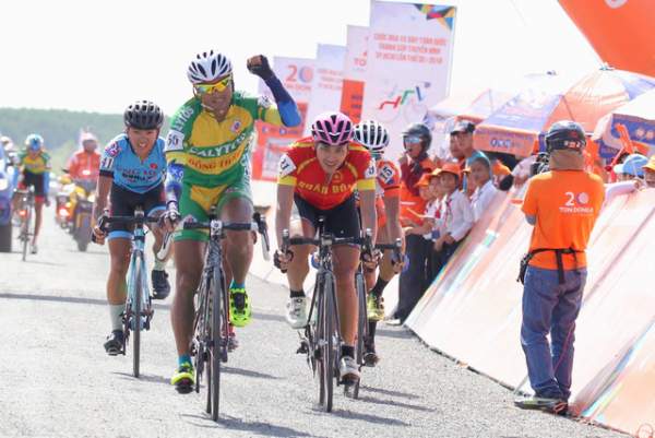 Nguyễn Vũ Linh cán đích đầu tiên tại Đất Mũi, giải xe đạp xuyên Việt 2018 1