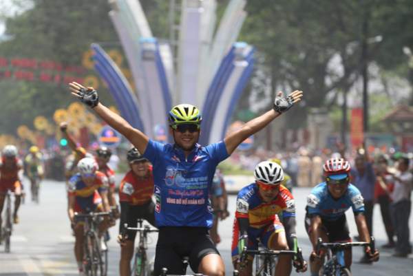 Lê Nguyệt Minh thắng chặng cuối, Nguyễn Thành Tâm đoạt áo vàng giải xe đạp xuyên Việt 2018 1
