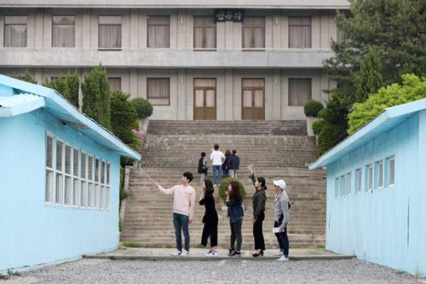 Du khách "đua nhau" tái hiện cái bắt tay lịch sử giữa lãnh đạo Hàn - Triều 4