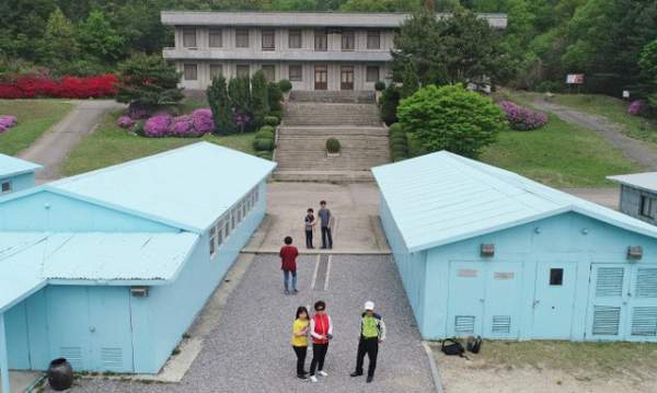 Du khách "đua nhau" tái hiện cái bắt tay lịch sử giữa lãnh đạo Hàn - Triều 7