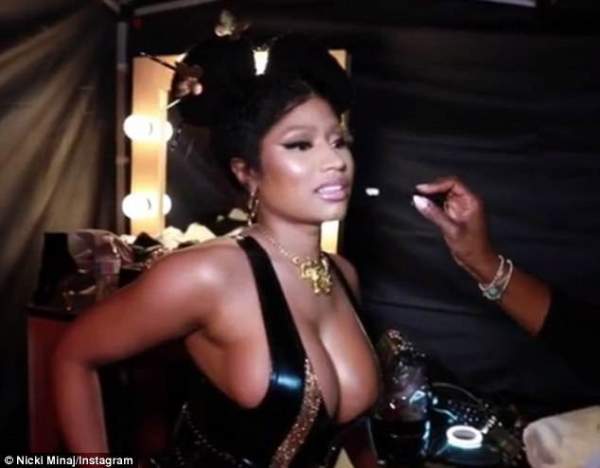 Nicki Minaj bốc lửa trong MV mới 3
