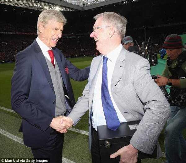 Sir Alex Ferguson xuống sân, trao quà chia tay Wenger 2