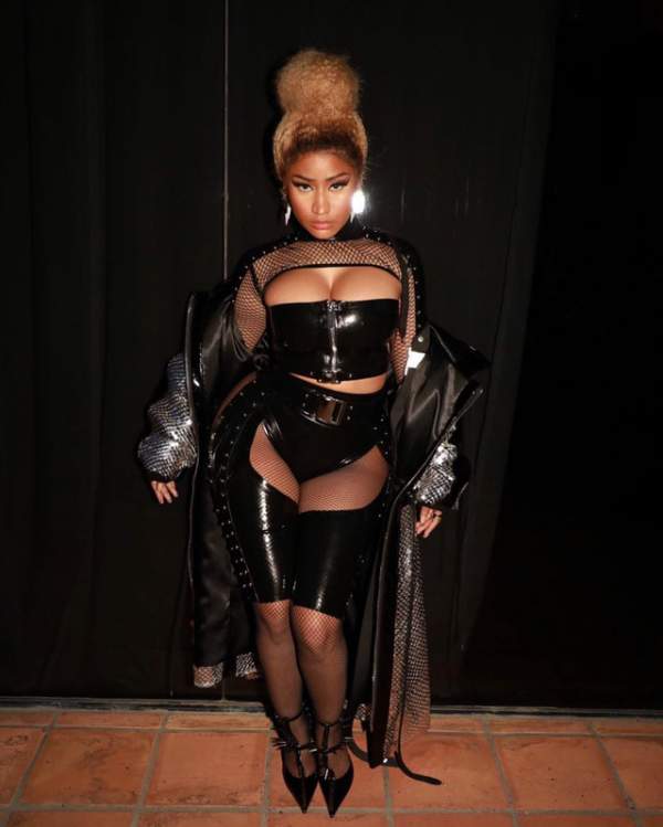 Nicki Minaj bốc lửa trong MV mới 6