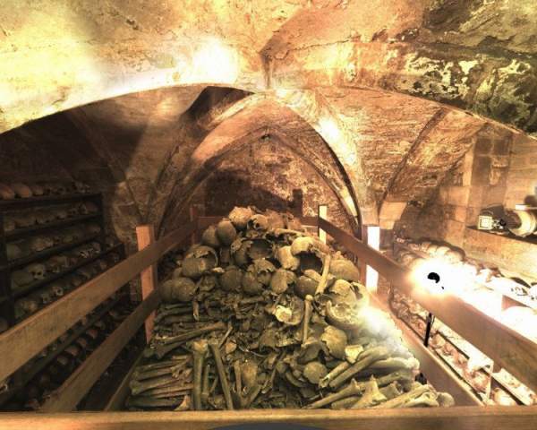 Bí ẩn hầm mộ nhà thờ 2.500 bộ hài cốt 3