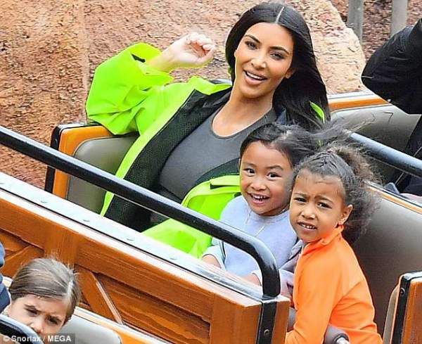 Kim Kardashian sành điệu đưa con đi chơi Disneyland 7